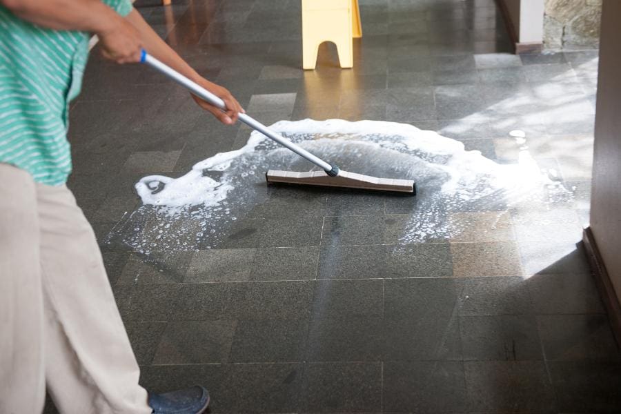 Cómo eliminar las juntas negras del suelo de casa?