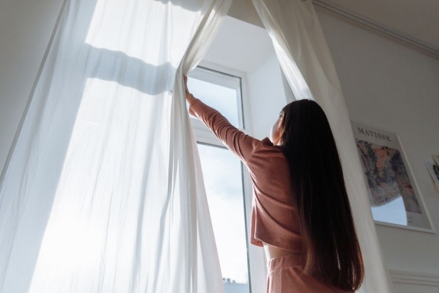 Abrir ventanas para la eliminación del moho en paredes y techos